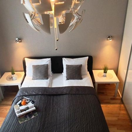 Old Town 2 Bedroom Apartment Near Dome Square & Scenic Waterfront ريغا المظهر الخارجي الصورة